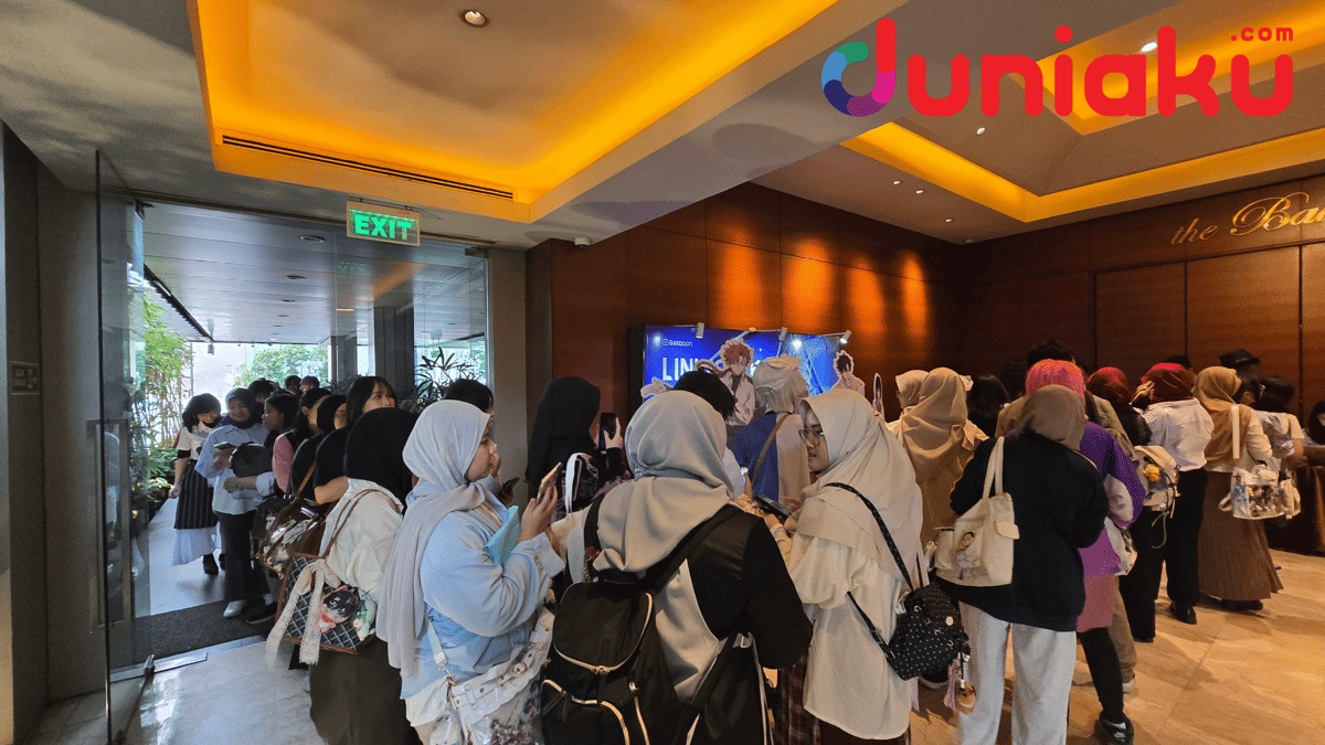Sejumlah pengunjung mengantre di meja registrasi untuk fan screening Link Click Season 3 di area acara.