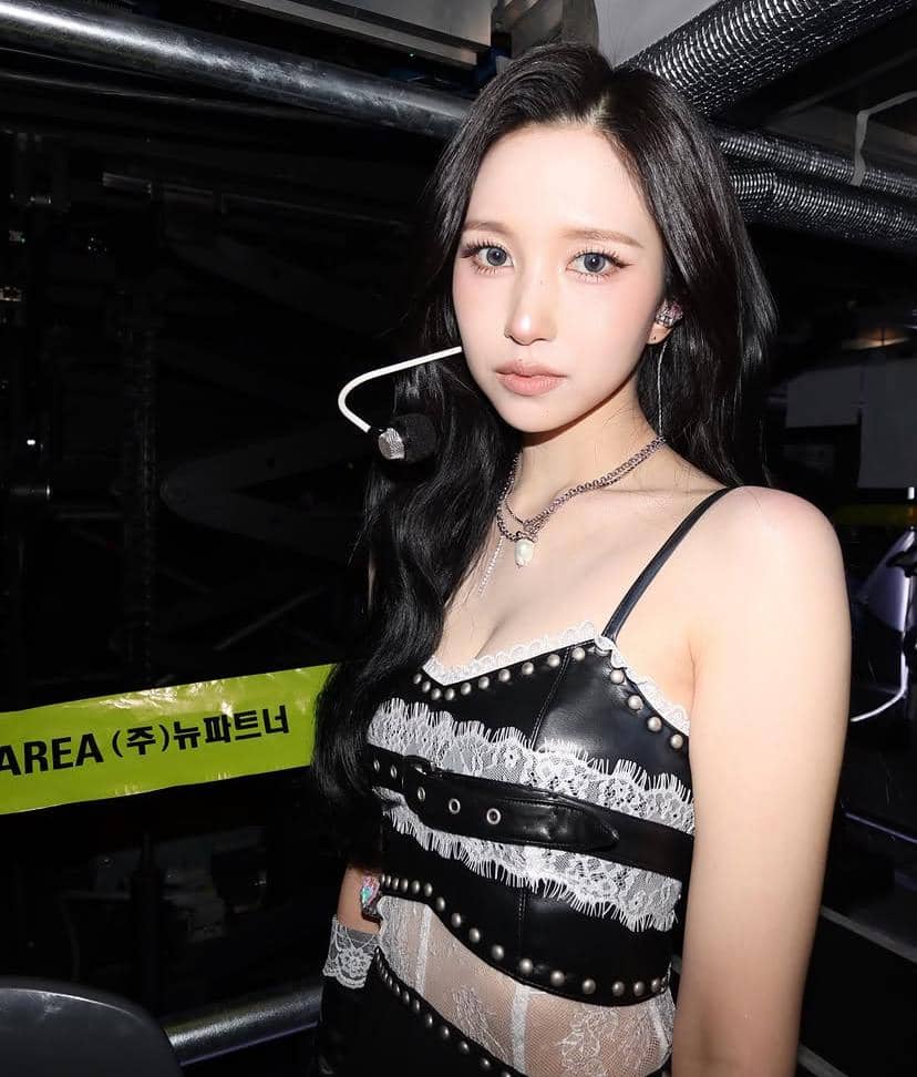 Potret Mina, anggota grup K-pop TWICE, dalam unggahan Instagram akun SK-II dengan penampilan elegan yang memukau.