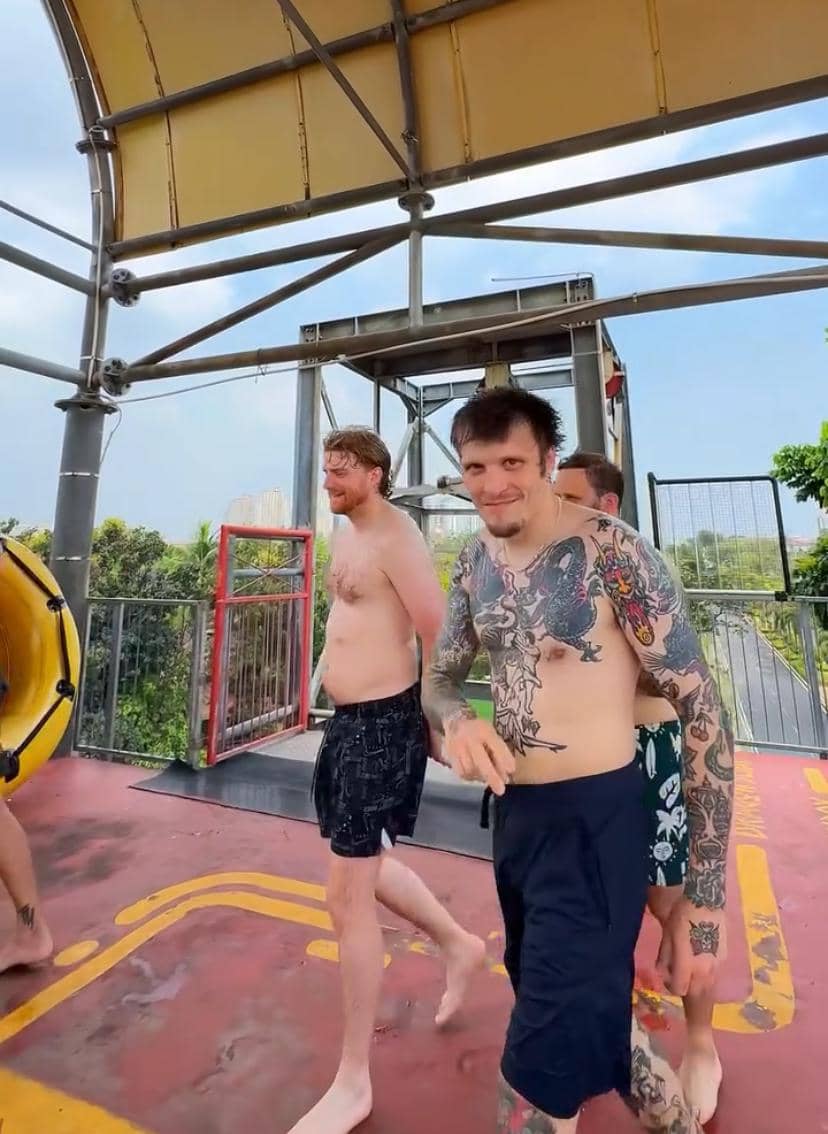 Personel band Neck Deep berpose di Atlantis Ancol Taman Impian dalam potret yang diunggah melalui Instagram Ancol.