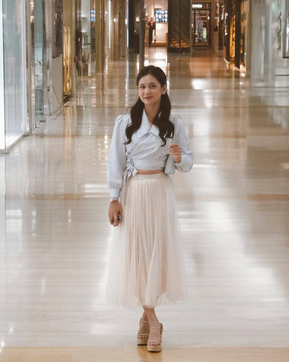 Dea Annisa tampil dengan padu padan busana serba putih bergaya elegan untuk inspirasi outfit bernuansa monokrom.