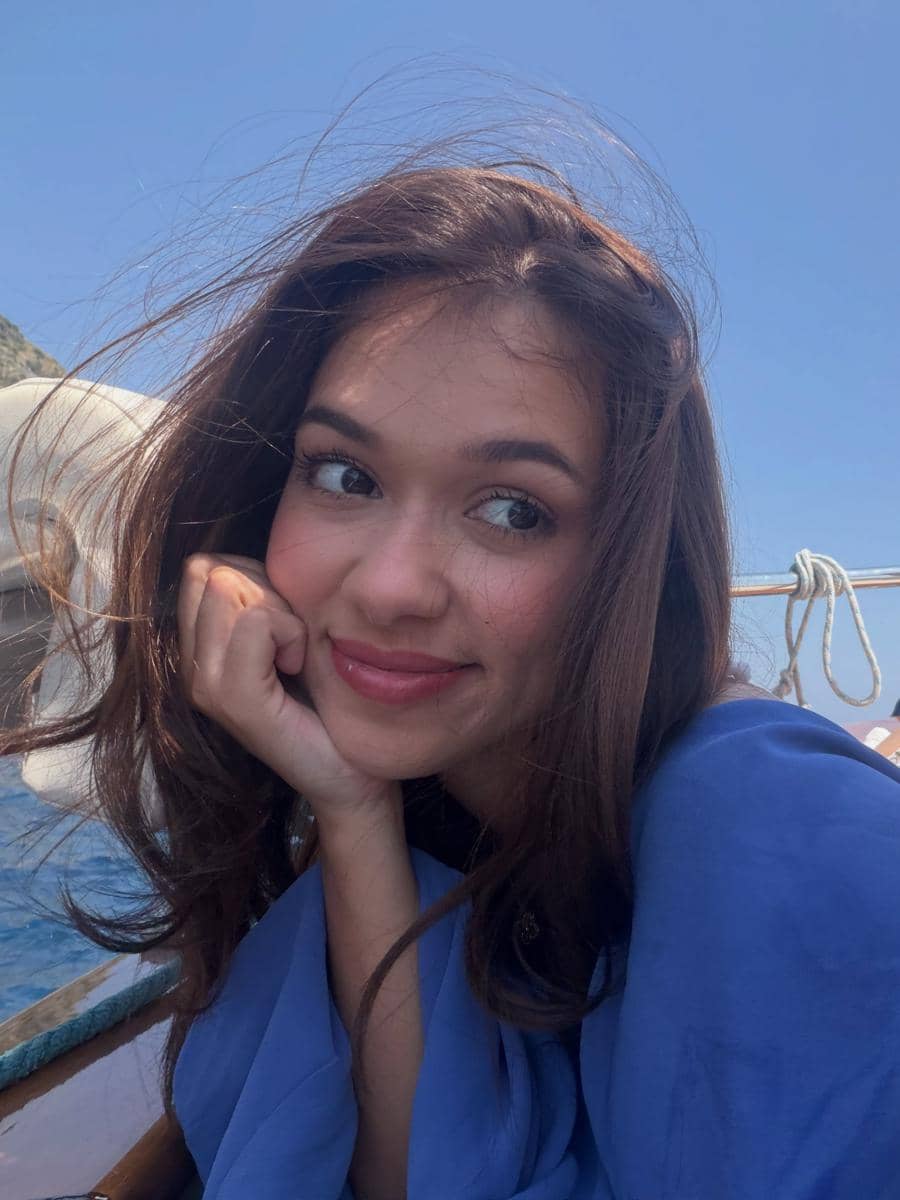 Rebecca Klopper saat liburan di Amalfi Coast