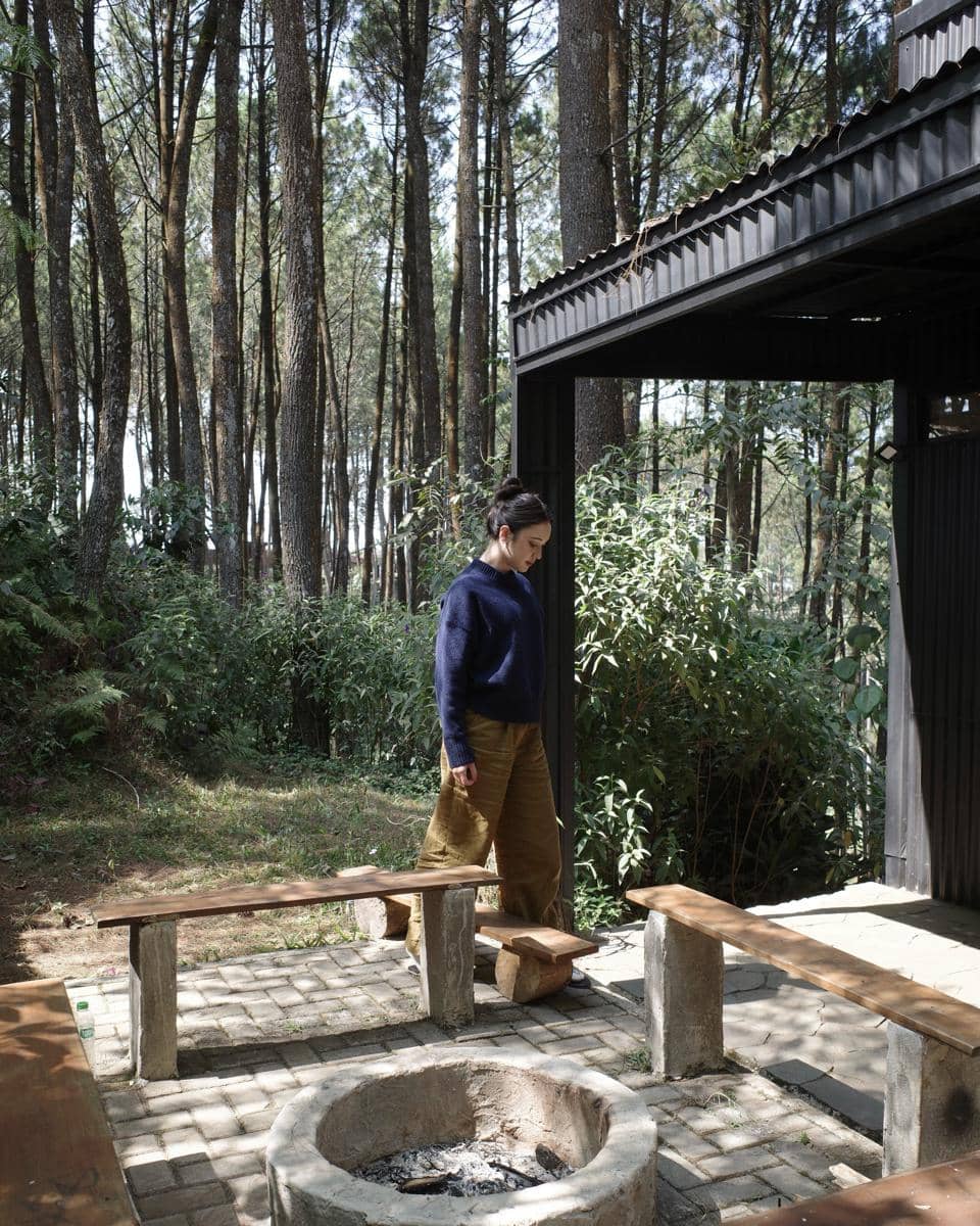 Yasmin Napper menikmati liburan di hutan pinus