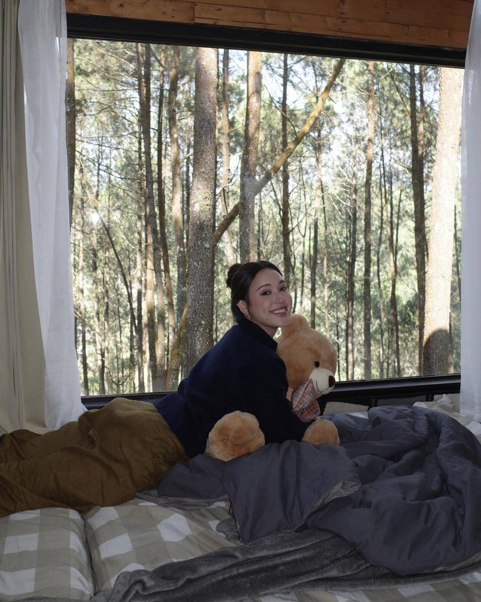 Yasmin Napper menikmati liburan di hutan pinus