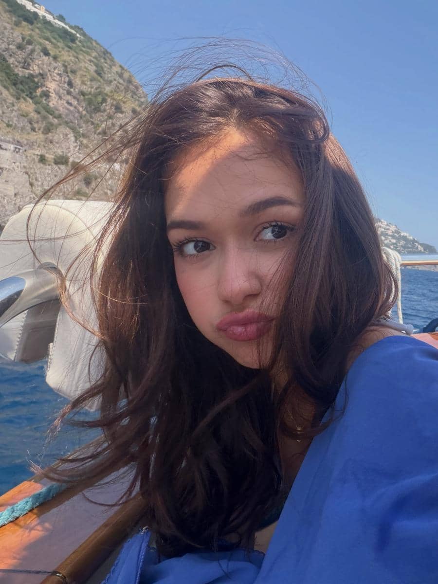 Rebecca Klopper saat liburan di Amalfi Coast