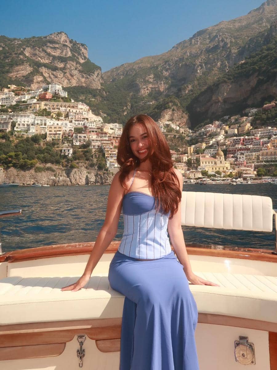 Rebecca Klopper saat liburan di Amalfi Coast