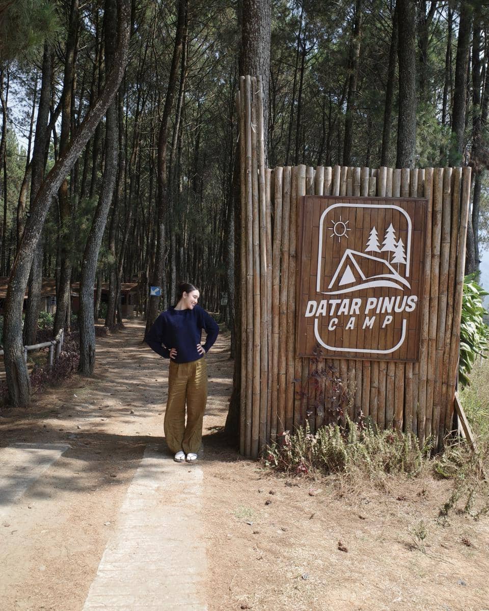 Yasmin Napper menikmati liburan di hutan pinus