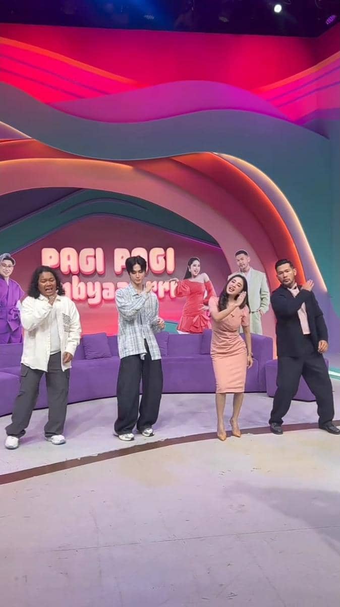 XngHan berpose untuk potret saat tampil di program Pagi-Pagi Ambyar Trans TV dengan latar area studio.