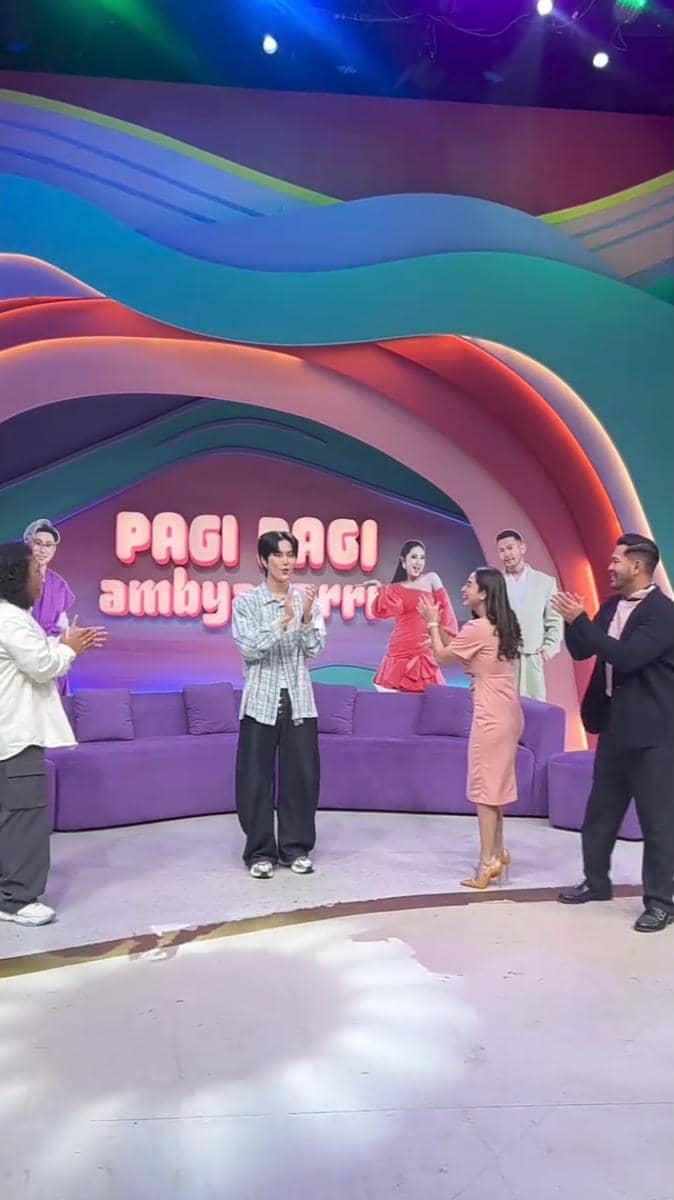 Potret XngHan saat hadir di program Pagi-Pagi Ambyar Trans TV dalam unggahan akun Instagram acara tersebut.