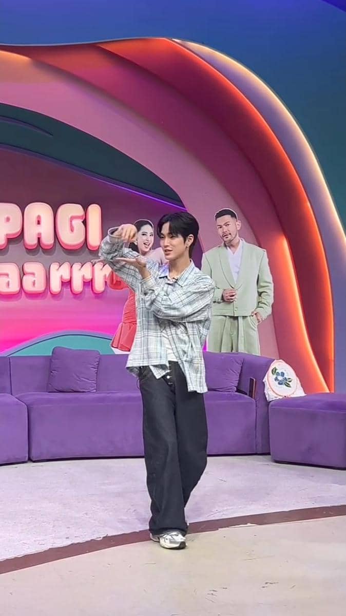 Potret XngHan tampil di program Pagi-Pagi Ambyar Trans TV, diambil dari unggahan Instagram acara tersebut.