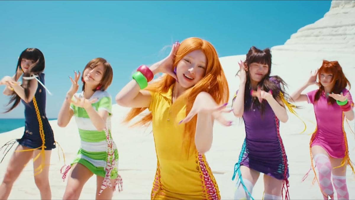 Cuplikan adegan video musik “Pop Off” oleh KiiiKiii dari unggahan kanal YouTube STARSHIP Entertainment.