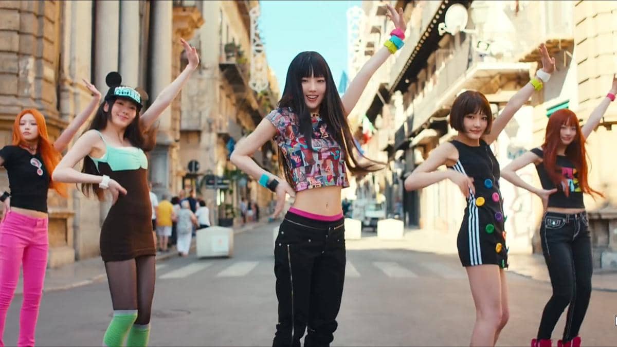 Cuplikan video musik “Pop Off” oleh KiiiKiii dari kanal YouTube STARSHIP, memperlihatkan adegan dalam MV.