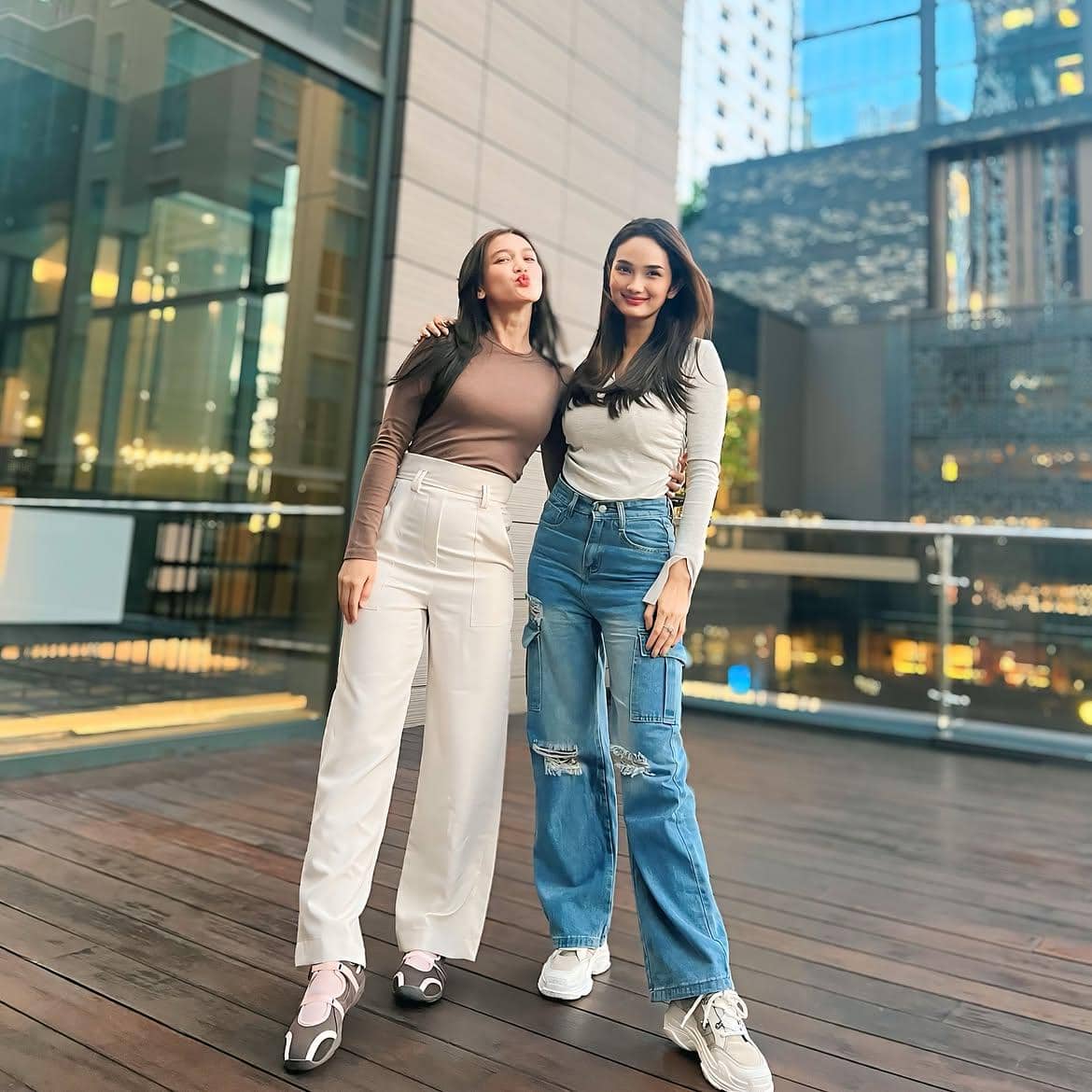 Dea Annisa mengenakan outfit serba putih bergaya kasual untuk inspirasi mix dan match saat berada di luar ruangan.