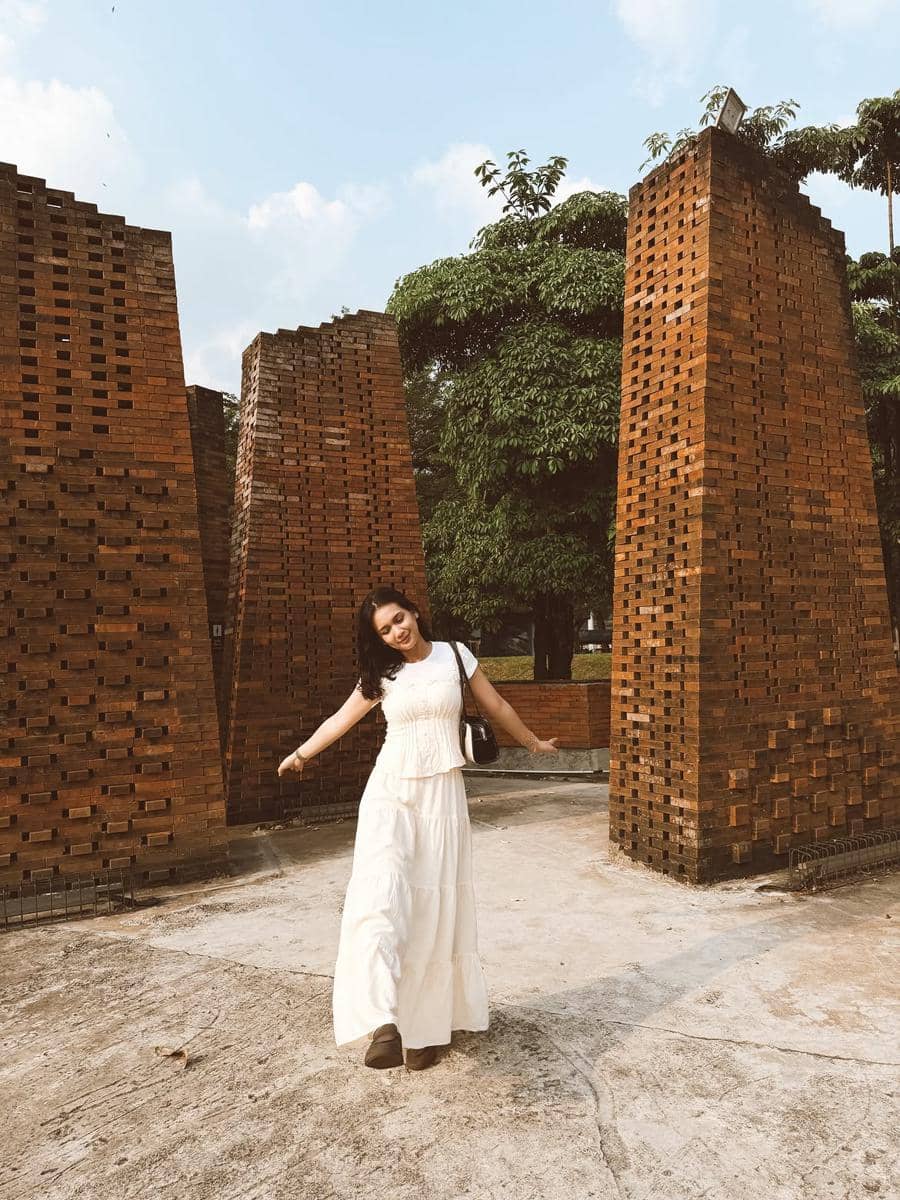 Dea Annisa tampil dalam padu padan outfit serba putih bergaya kasual untuk inspirasi busana sehari-hari.