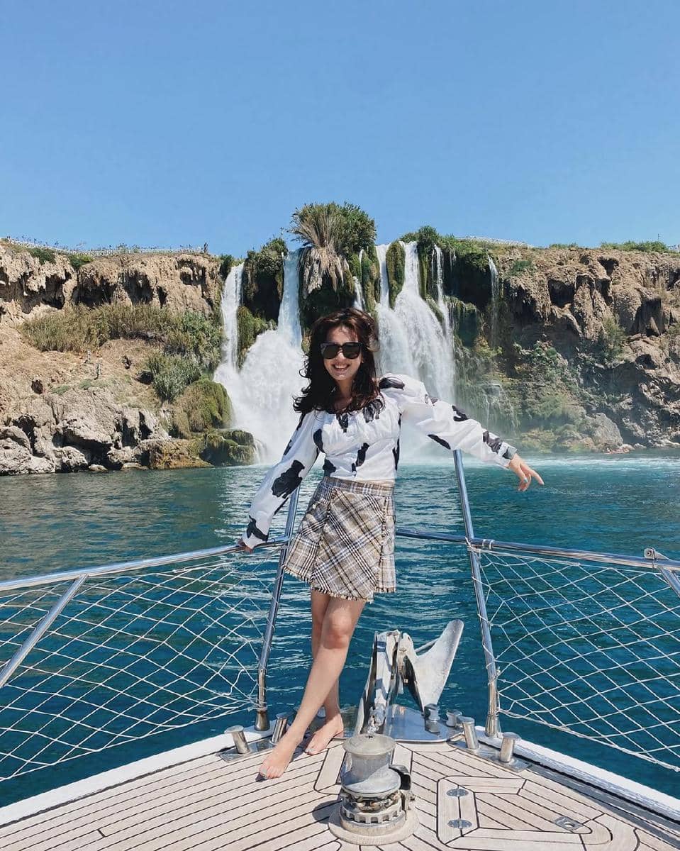 Dea Annisa mengenakan padu padan outfit serba putih dalam unggahan yang dibagikannya di Instagram pribadi.
