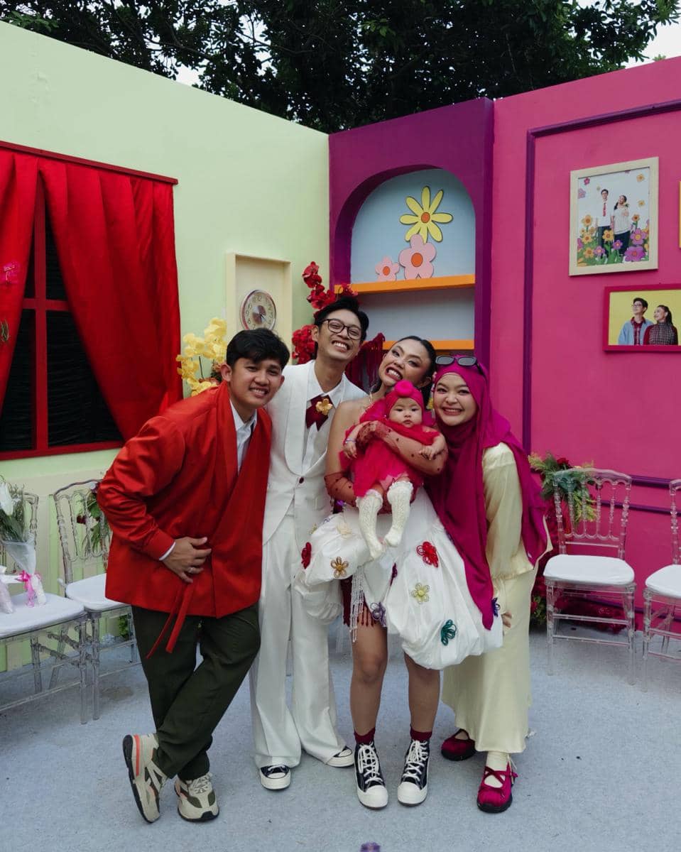 Gaya kondangan Leyla Aderina