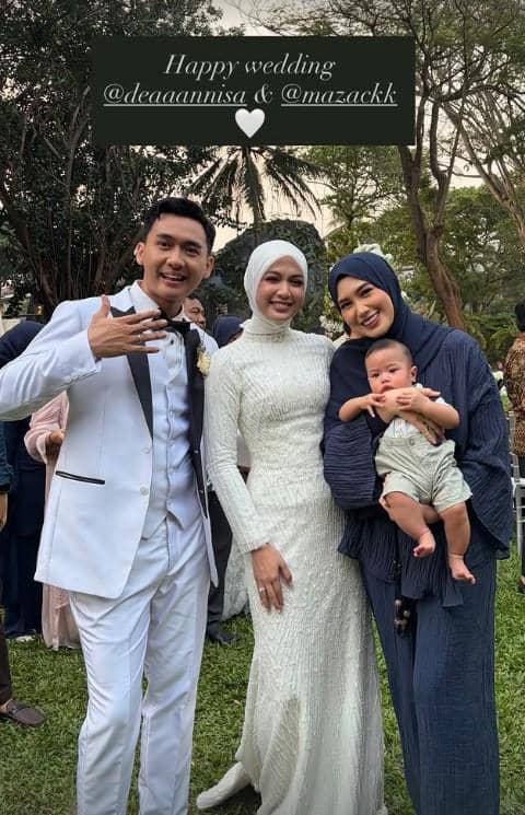 Sejumlah tamu artis berpose bersama di acara pernikahan Dea Annisa dan Mazaki Ahmad dalam suasana meriah.