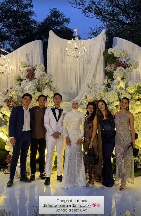Sejumlah tamu artis menghadiri pernikahan Dea Annisa dan Mazaki Ahmad dalam momen yang dibagikan di media sosial.