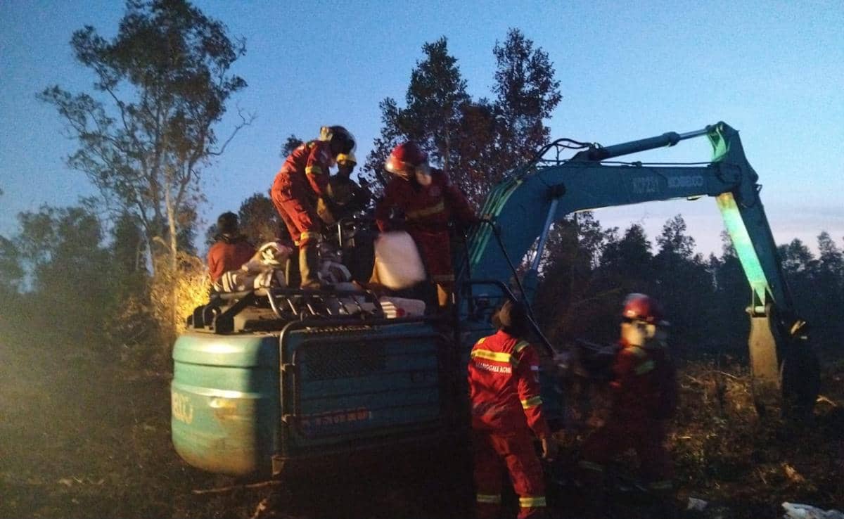 Asap tebal dan api melanda lahan di Tulung Selapan, Ogan Komering Ilir, dalam dokumentasi Manggala Agni.