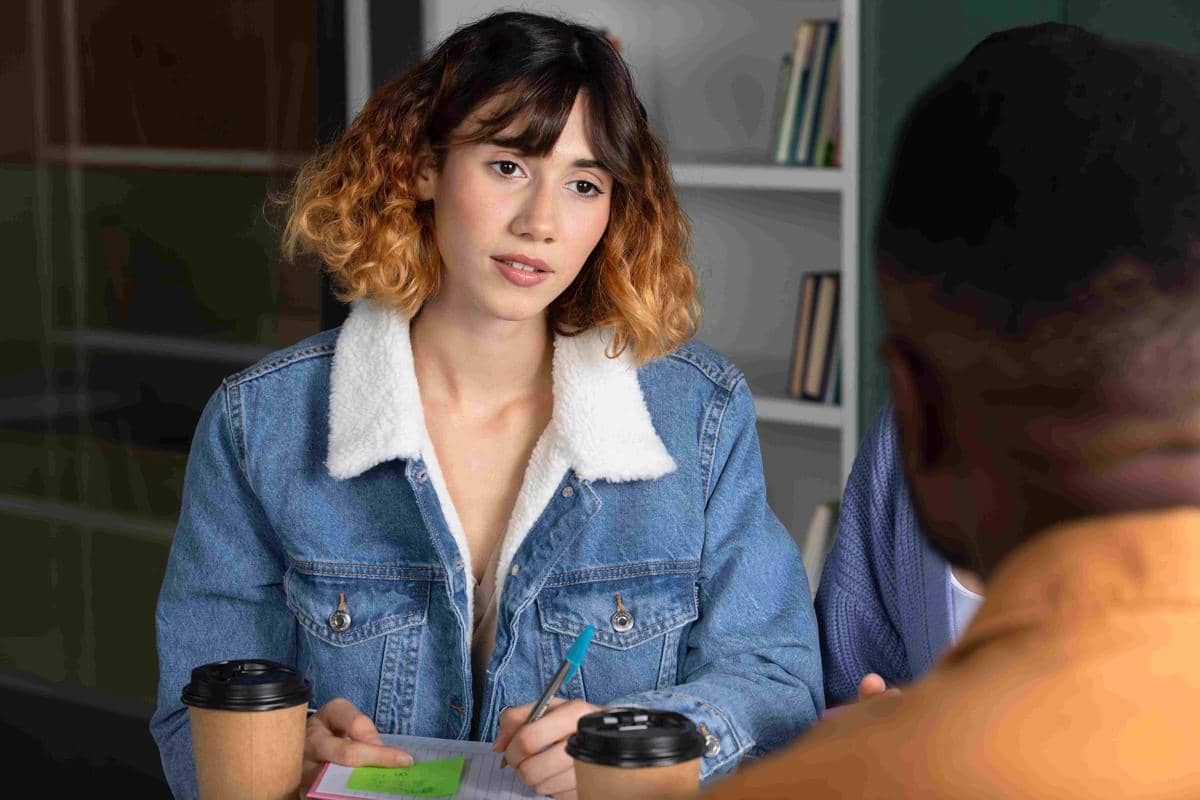 5 Tanda Kamu Terlihat Nonchalant, padahal Sebenarnya Peduli