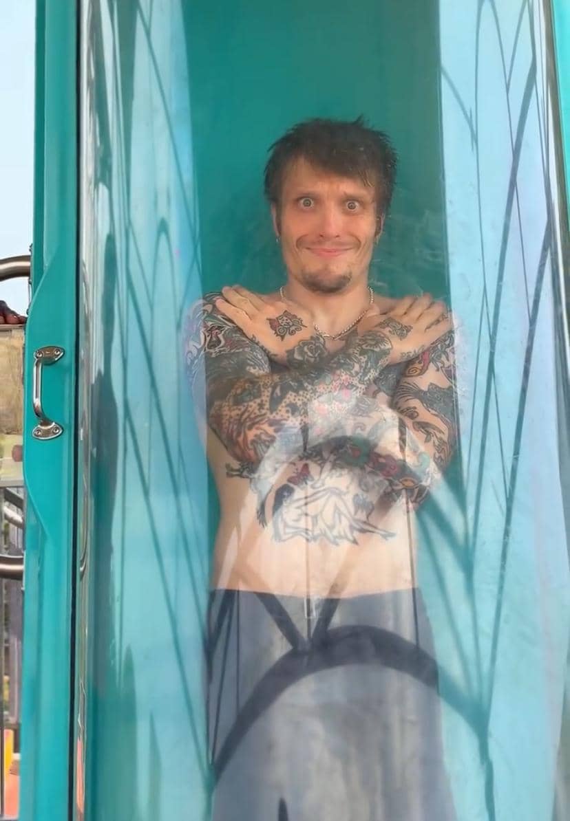 Para personel band Neck Deep berpose di Atlantis Ancol dengan latar suasana konser dan pencahayaan panggung.