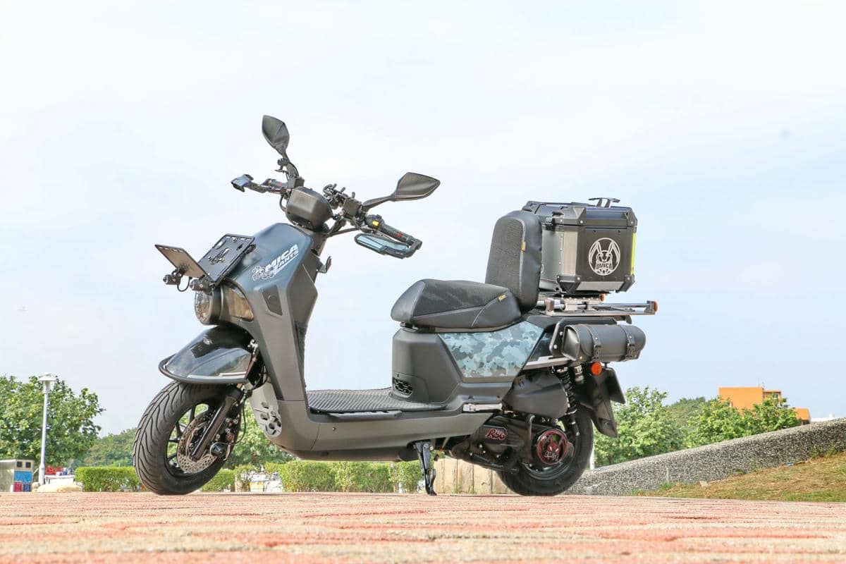 Parkir Motor Listrik di Bawah Matahari, Seberapa Bahaya?