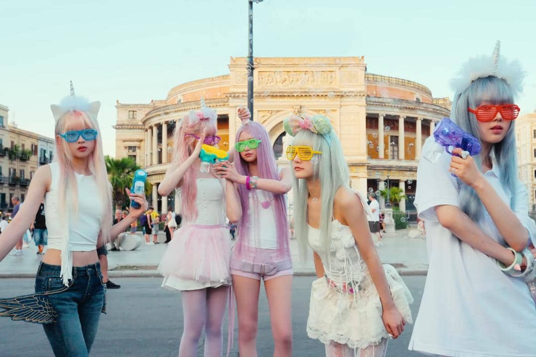 5 Detail Menarik di MV 'Pop Off Pop Off' KiiiKiii, Throwback Era 2010-an