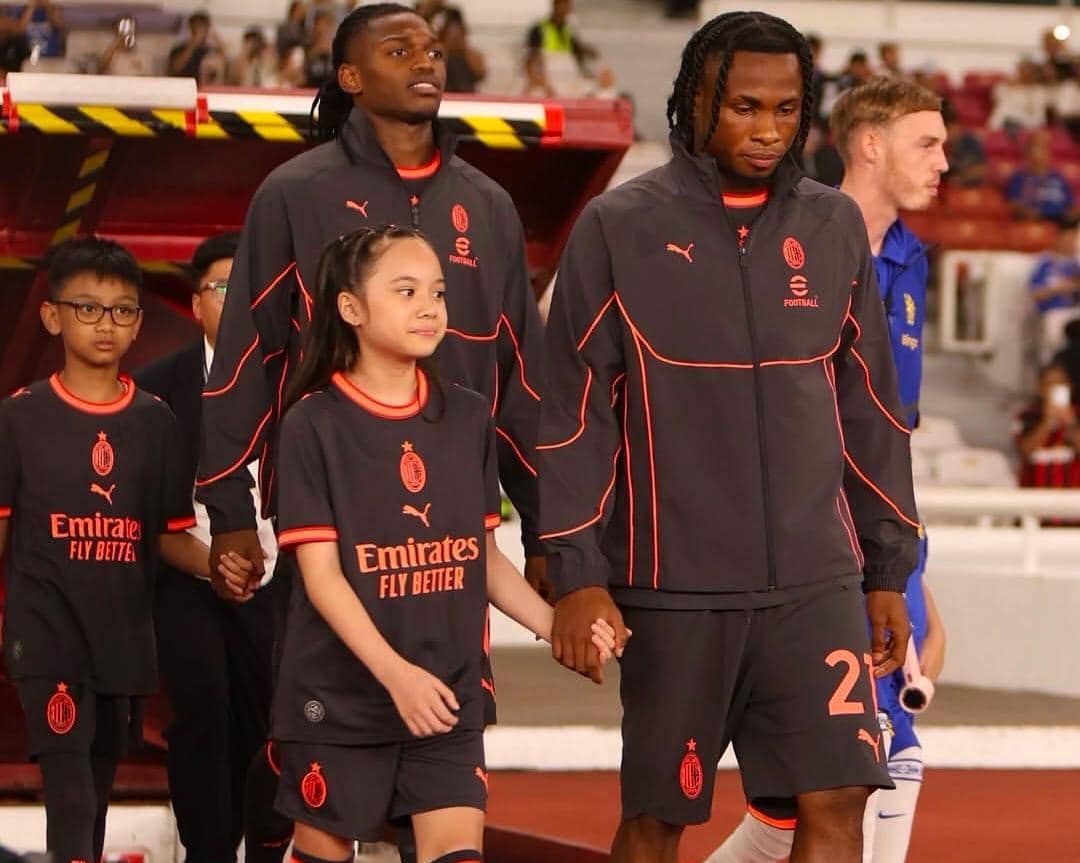 Gempi berpose sebagai maskot pemain di lapangan saat menyaksikan pertandingan AC Milan melawan Chelsea.