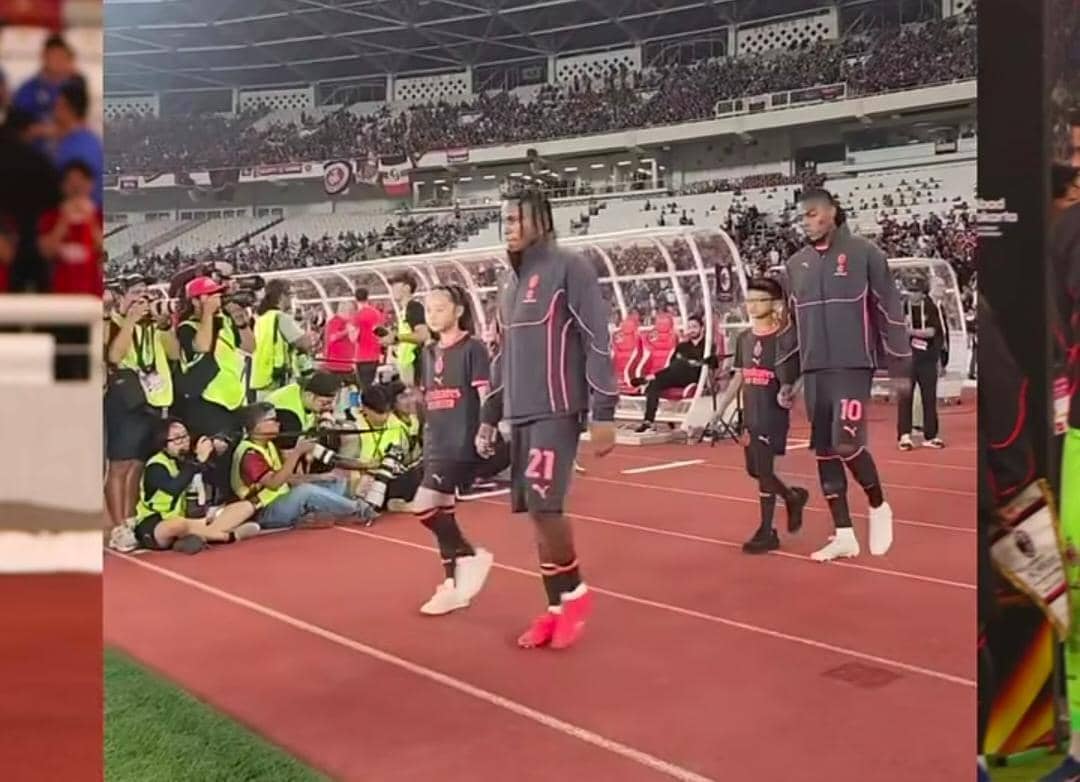 Potret Gempi sebagai player mascot saat menyaksikan laga sepak bola AC Milan melawan Chelsea di stadion.