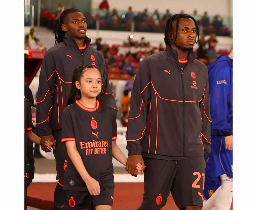 Gempi berpose sebagai player mascot dalam potret saat menyaksikan laga AC Milan melawan Chelsea.