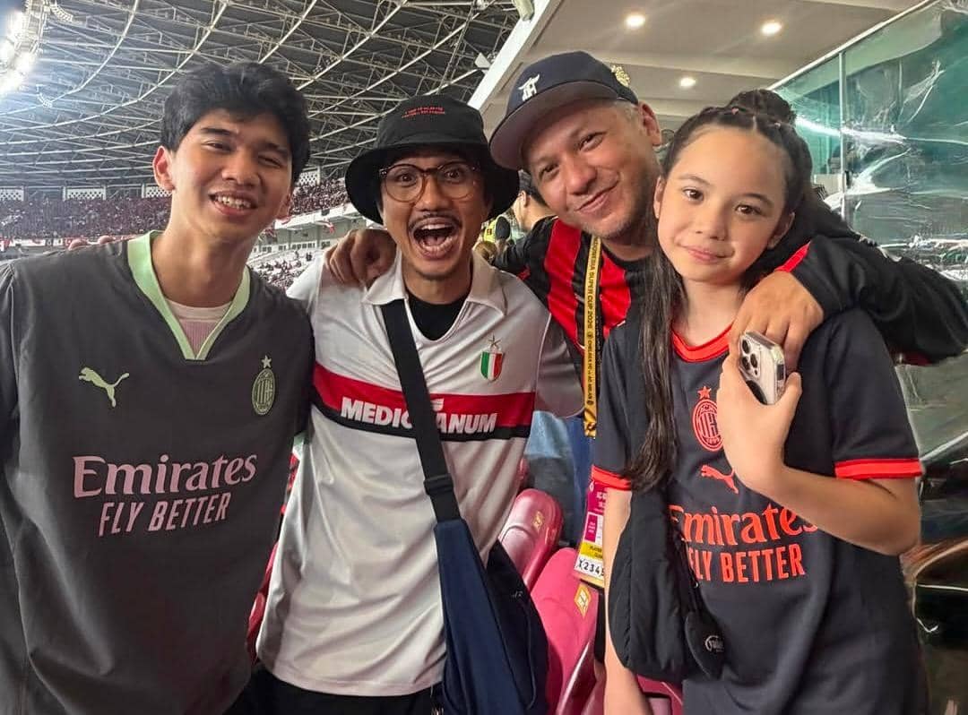 Potret Gempi sebagai maskot pemain saat menyaksikan laga AC Milan melawan Chelsea di area stadion.