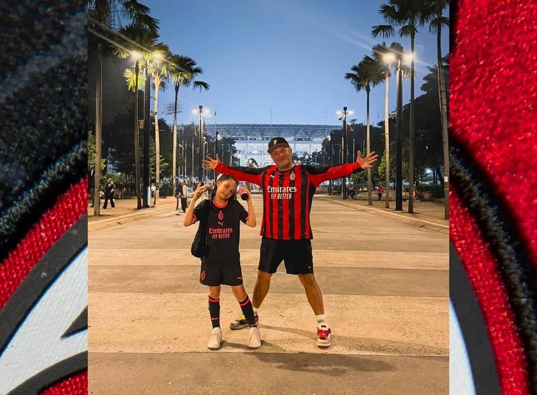 Gempi berpose sebagai player mascot mengenakan seragam sepak bola saat menyaksikan laga AC Milan melawan Chelsea.