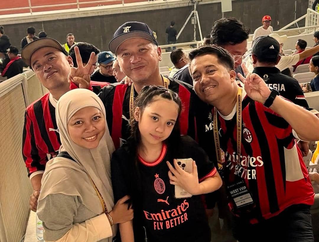 Gempi berpose sebagai maskot pemain dengan jersey AC Milan saat menyaksikan pertandingan melawan Chelsea.