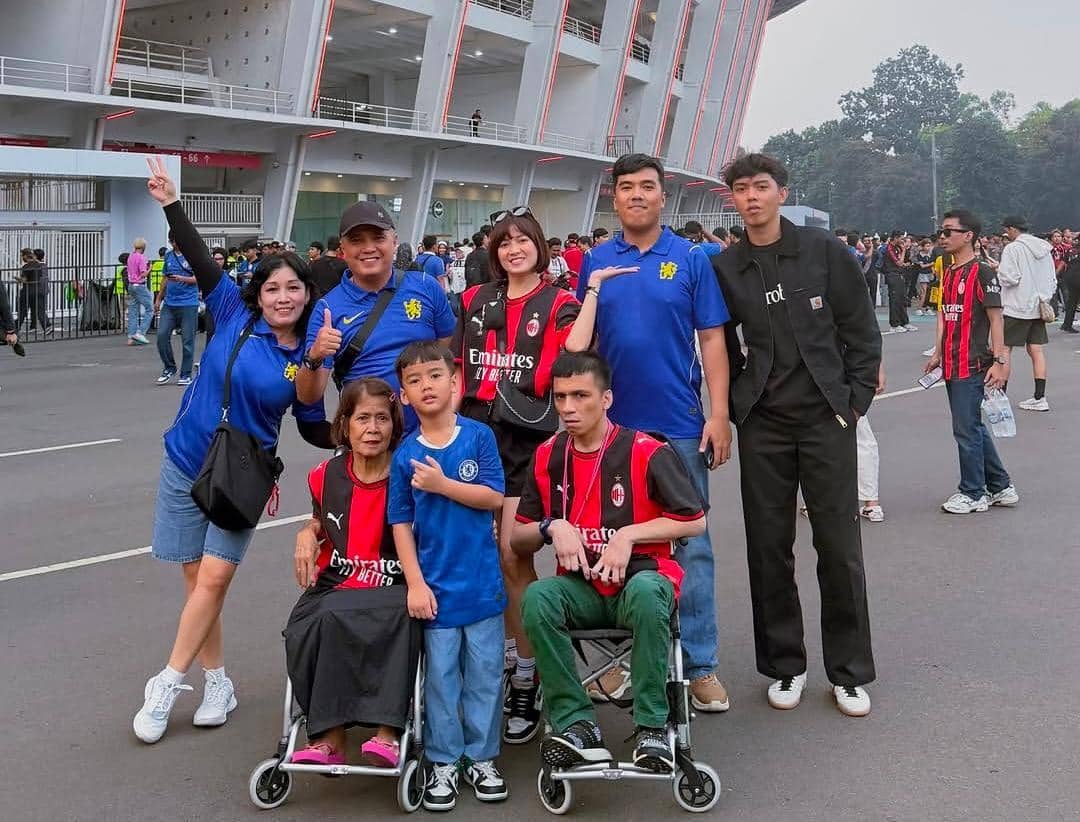 Chika Jessica bawa mama nonton AC Milan vs Chelsea ke GBK