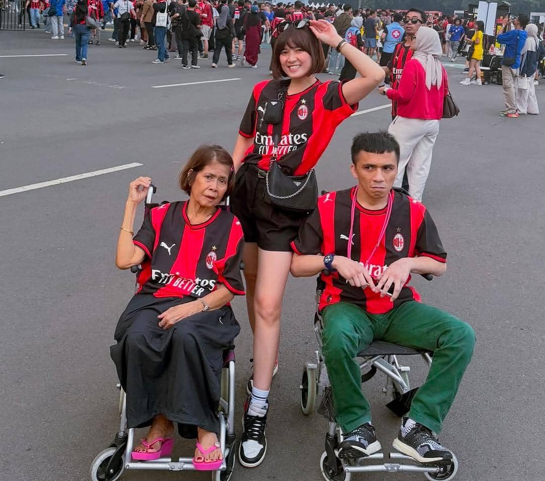 Chika Jessica bawa mama nonton AC Milan vs Chelsea ke GBK
