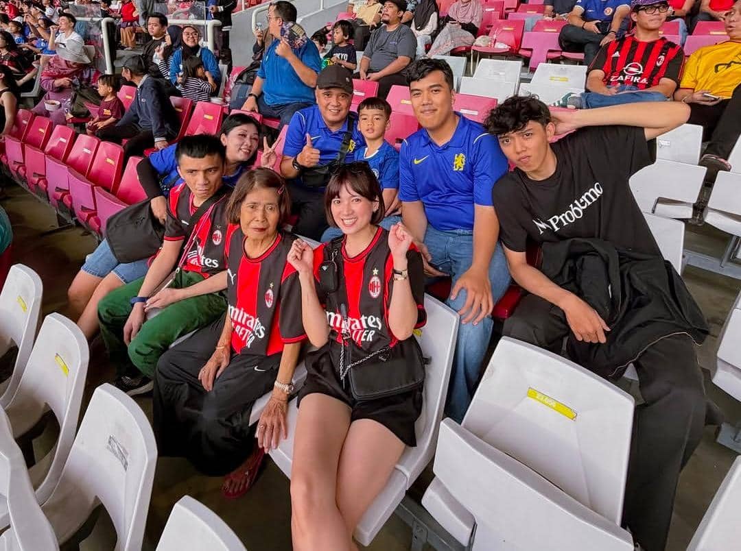 Chika Jessica bawa mama nonton AC Milan vs Chelsea ke GBK