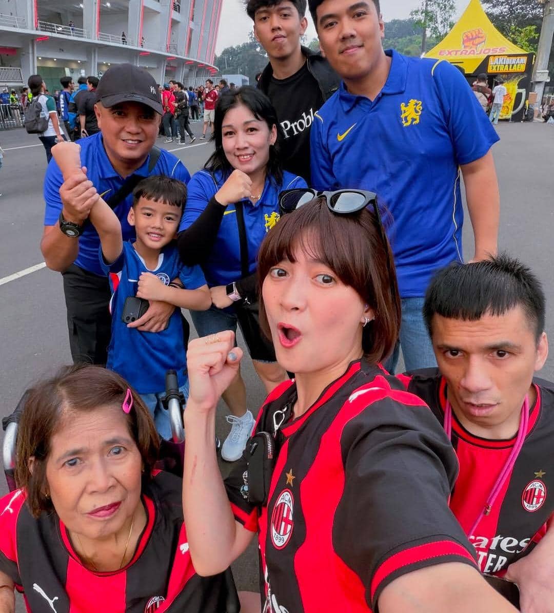 Chika Jessica bawa mama nonton AC Milan vs Chelsea ke GBK