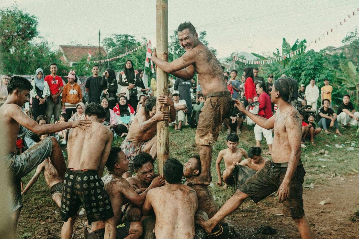 lomba panjat pinang