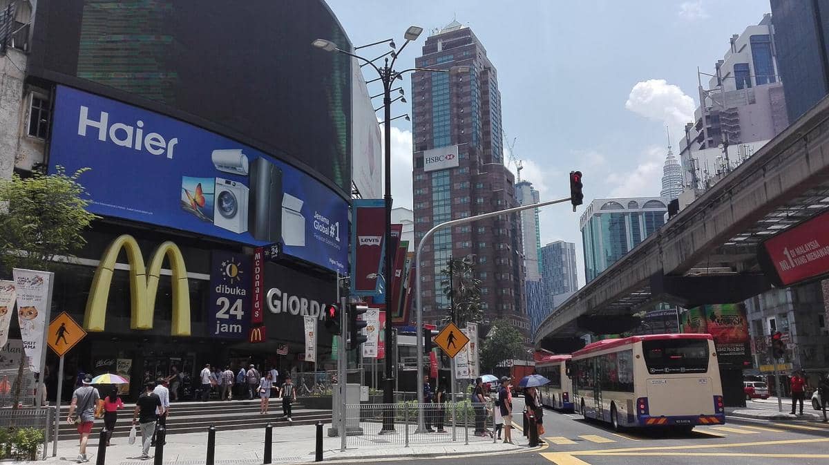 Potret kawasan Bukit Bintang di Kuala Lumpur, Malaysia, dengan suasana perkotaan dan bangunan di sekitarnya.