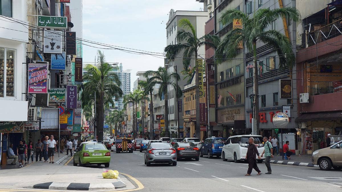 Pemandangan Bukit Bintang pada malam hari dengan hamparan lampu kota terlihat dari kawasan perbukitan.