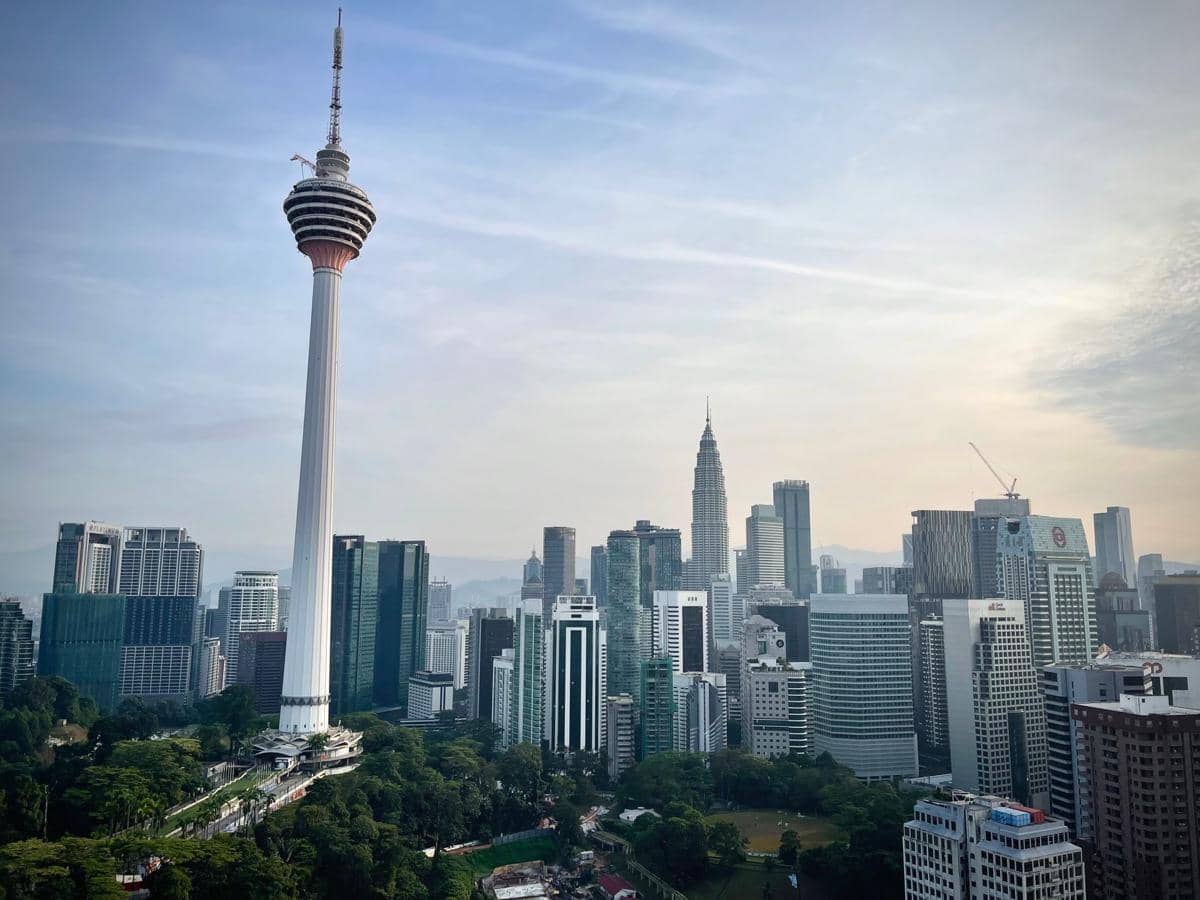 Potret Kuala Lumpur Tower, menara telekomunikasi tinggi dengan struktur ramping dan puncak berujung antena di Kuala Lumpur.