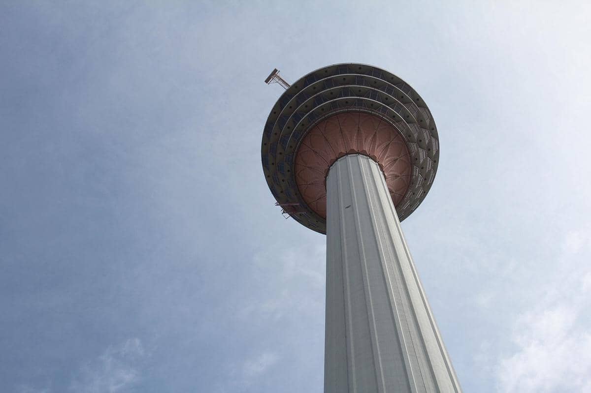 Potret Menara Kuala Lumpur yang menjulang tinggi sebagai salah satu ikon terkenal kota Kuala Lumpur, Malaysia.