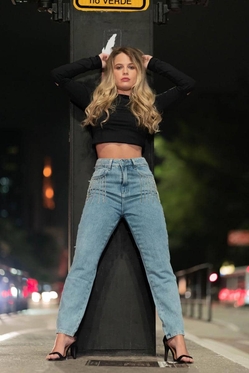 Ilustrasi wanita memakai High waist pants (pexels.com/Wolf Art)