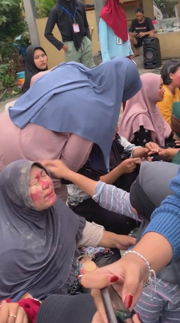 Peserta mengikuti lomba 17 Agustus dengan semangat dalam suasana perayaan Hari Kemerdekaan Indonesia.