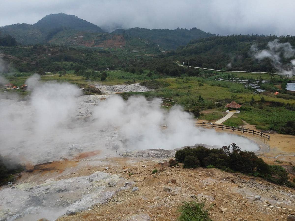 Ilustrasi Kawah Sikidang di Dieng dengan suasana alam kawasan kawah yang dikenal sebagai objek wisata.