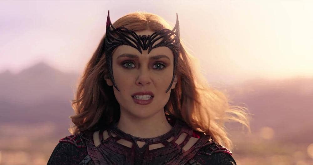 Scarlet Witch berdiri dengan ekspresi serius dalam adegan film Doctor Strange in the Multiverse of Madness produksi Marvel Studios.