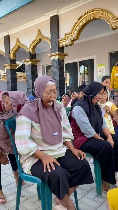 Peserta lomba 17 Agustus mengikuti kegiatan permainan bersama-sama saat perayaan Hari Kemerdekaan Indonesia.