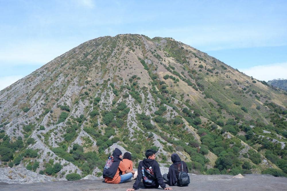 ilustrasi pengunjung di kaki Gunung Bromo