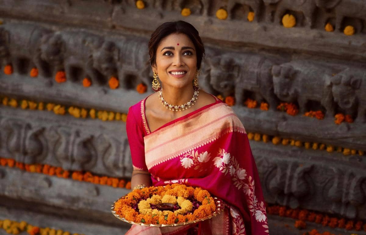 8 Potret Shriya Saran Rayakan Hari Tenun Nasional, Anggun!