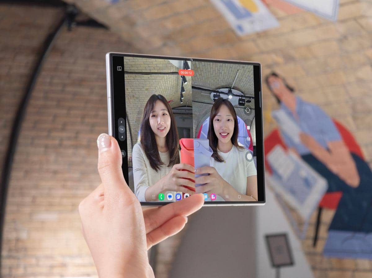 224-lifestyle-demo-galaxy-zfold8-dual-rec.jpg