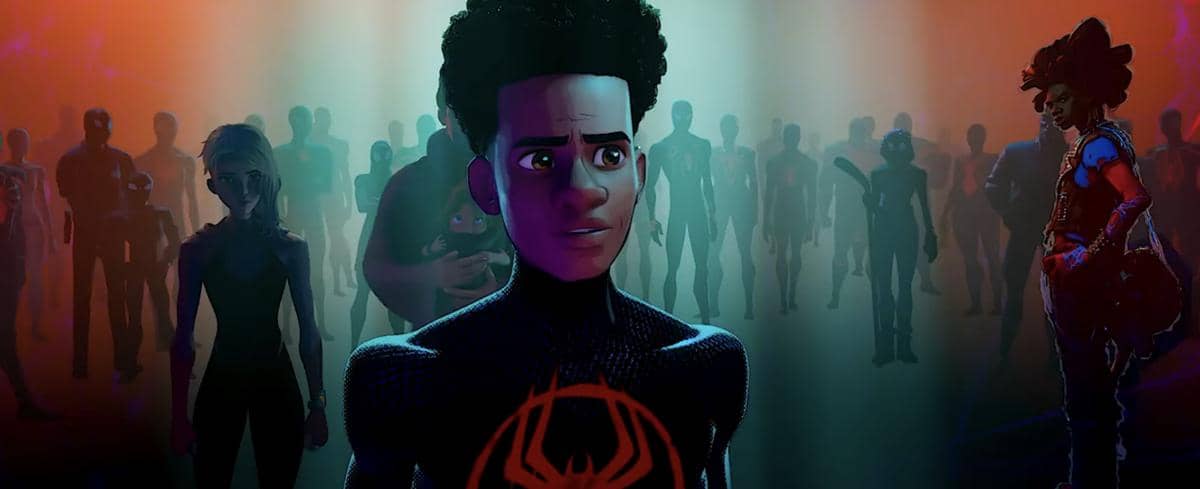 Miles Morales mengenakan kostum Spider-Man hitam merah dalam adegan animasi film Spider-Man: Into the Spider-Verse.
